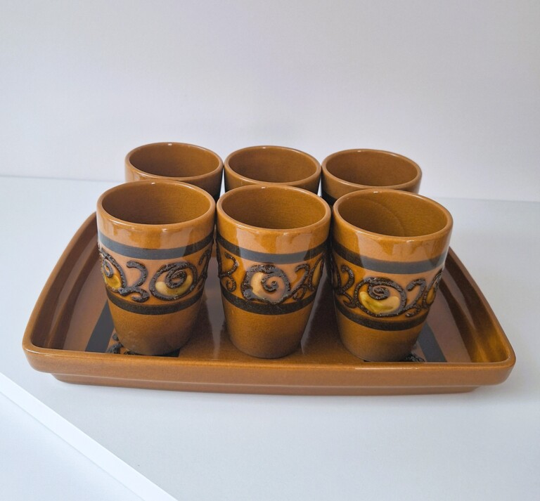 Zestaw Ceramiczny Vintage - 6 Kubków na Tacy Retro Kamionka