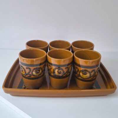 Zestaw Ceramiczny Vintage - 6 Kubków na Tacy Retro Kamionka