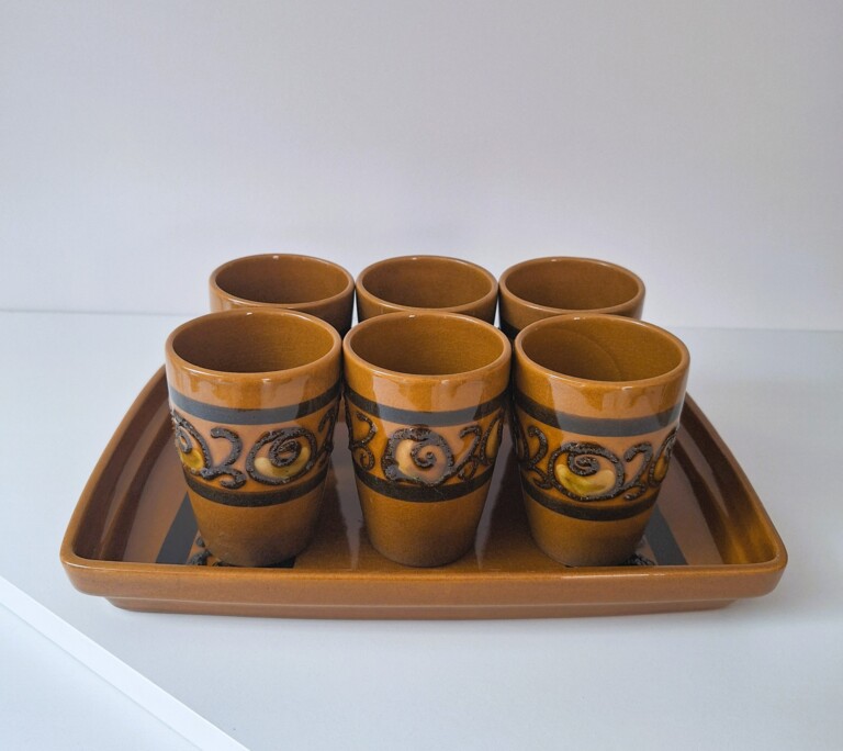 Zestaw Ceramiczny Vintage - 6 Kubków na Tacy Retro Kamionka