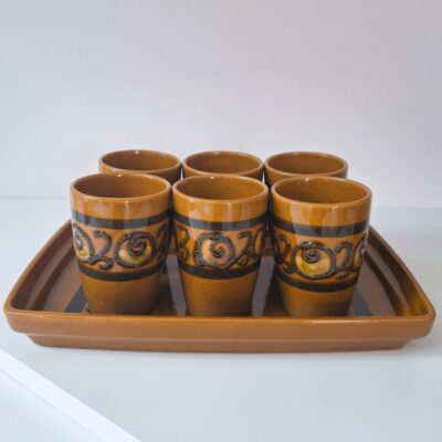 Zestaw Ceramiczny Vintage - 6 Kubków na Tacy Retro Kamionka
