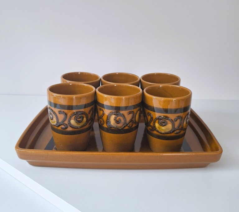 Zestaw Ceramiczny Vintage - 6 Kubków na Tacy Retro Kamionka