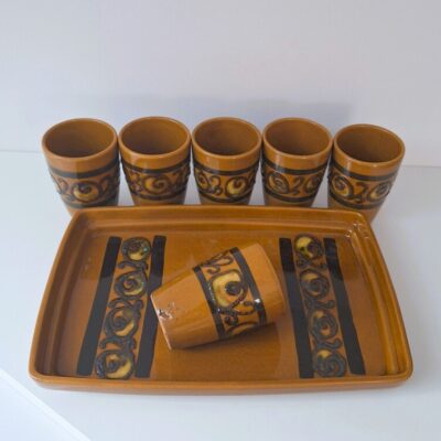 Zestaw Ceramiczny Vintage - 6 Kubków na Tacy Retro Kamionka