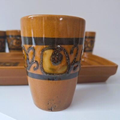 Zestaw Ceramiczny Vintage - 6 Kubków na Tacy Retro Kamionka