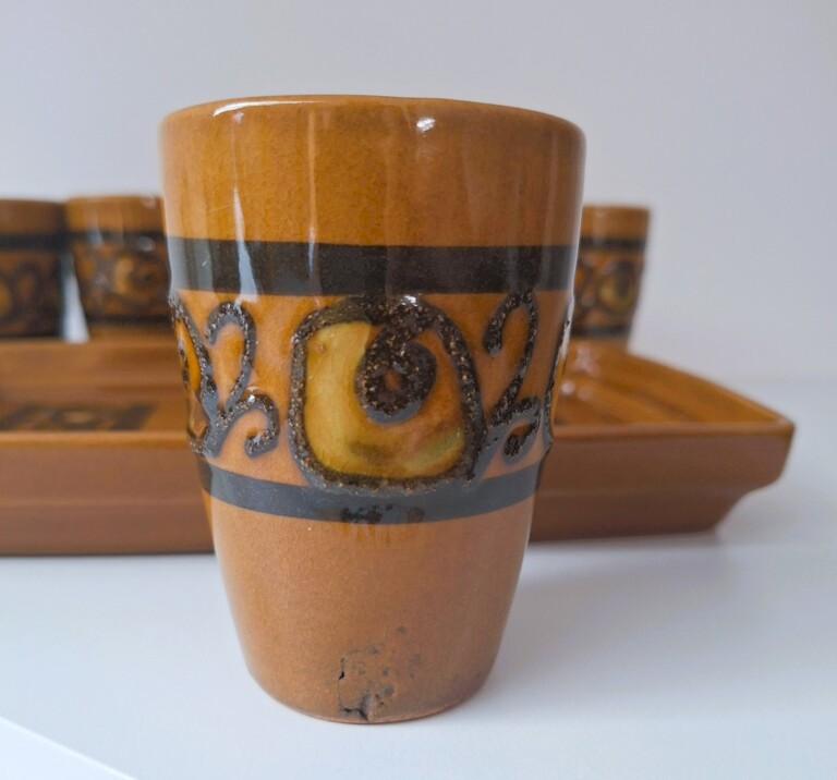 Zestaw Ceramiczny Vintage - 6 Kubków na Tacy Retro Kamionka