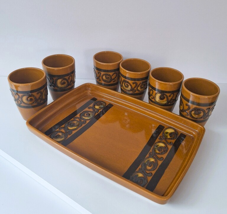 Zestaw Ceramiczny Vintage - 6 Kubków na Tacy Retro Kamionka