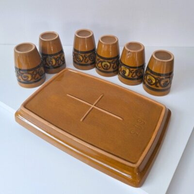 Zestaw Ceramiczny Vintage - 6 Kubków na Tacy Retro Kamionka