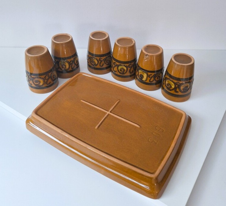 Zestaw Ceramiczny Vintage - 6 Kubków na Tacy Retro Kamionka