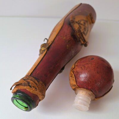 Kolekcjonerska butelka / karafka vintage w skórzanej oprawie