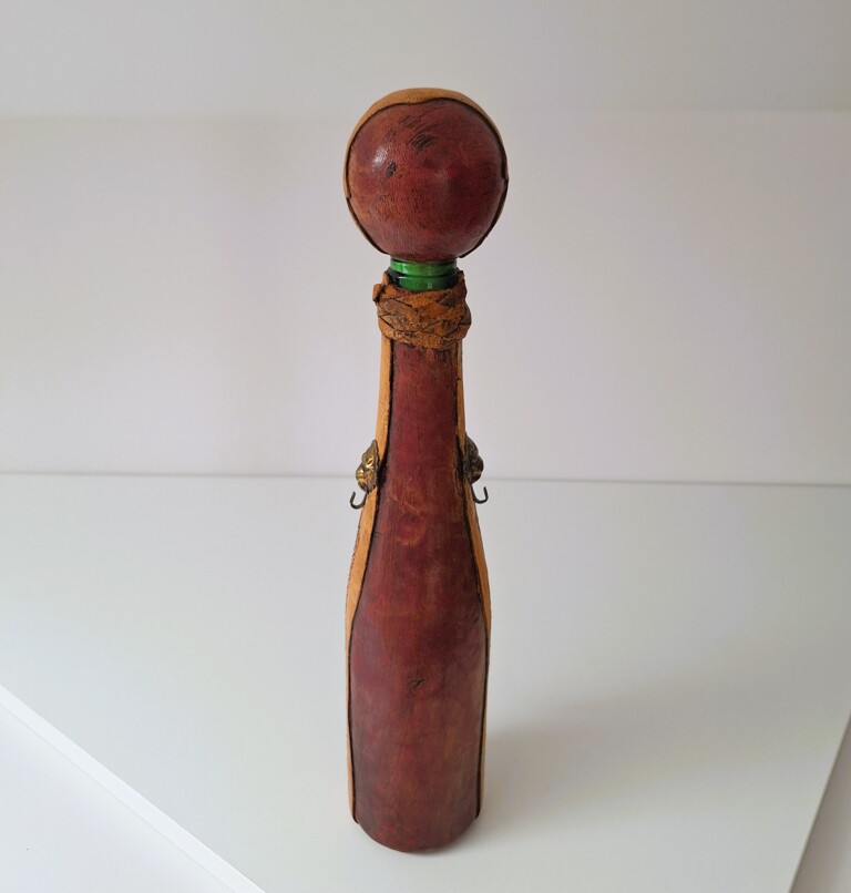 Kolekcjonerska butelka / karafka vintage w skórzanej oprawie