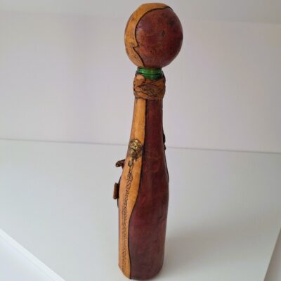 Kolekcjonerska butelka / karafka vintage w skórzanej oprawie