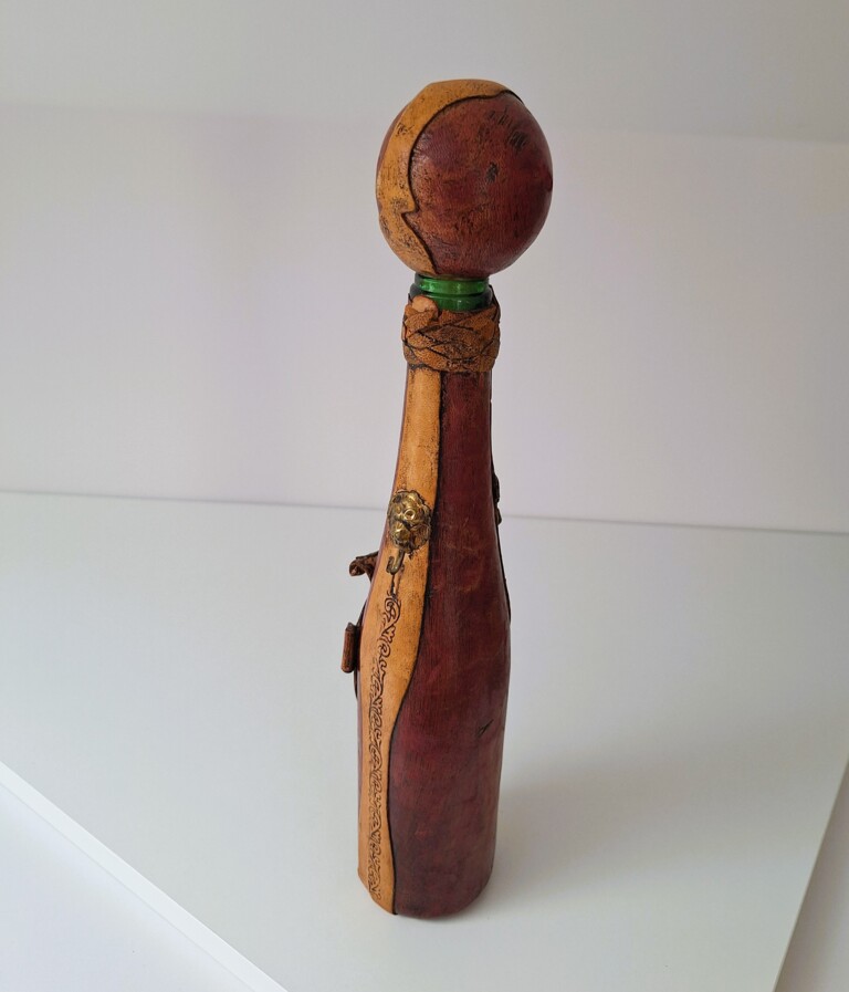 Kolekcjonerska butelka / karafka vintage w skórzanej oprawie
