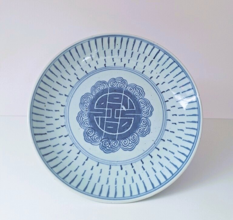 Antyczny Chiński Talerz Porcelanowy – Znak Shou Długowieczność