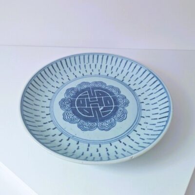 Antyczny Chiński Talerz Porcelanowy – Znak Shou Długowieczność