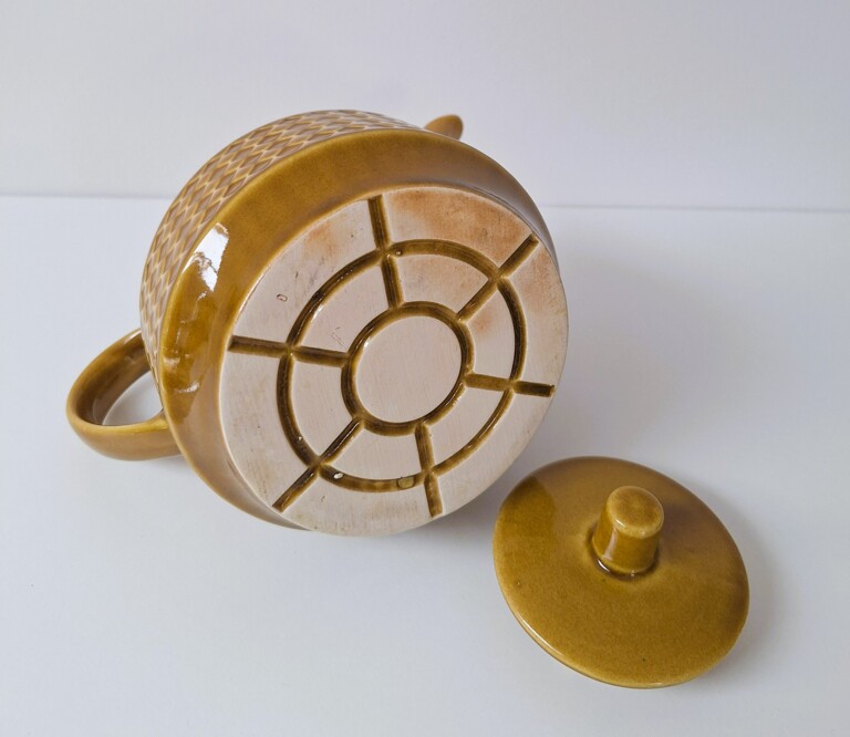 Porcelitowy Dzbanek Retro z Reliefem