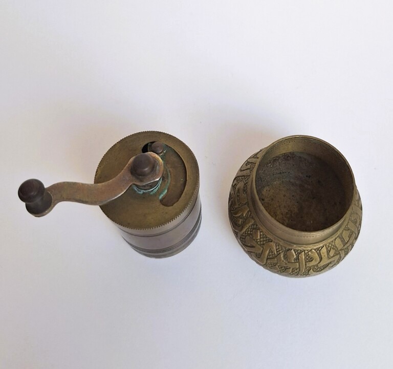Tradycyjny Turecki Młynek Mosiężny – Klimat Vintage