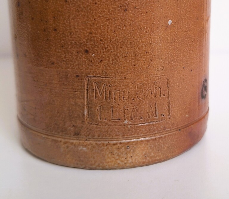 Zabytkowa Butelka Kamionkowa 1L Sygnowana – Antyk Vintage