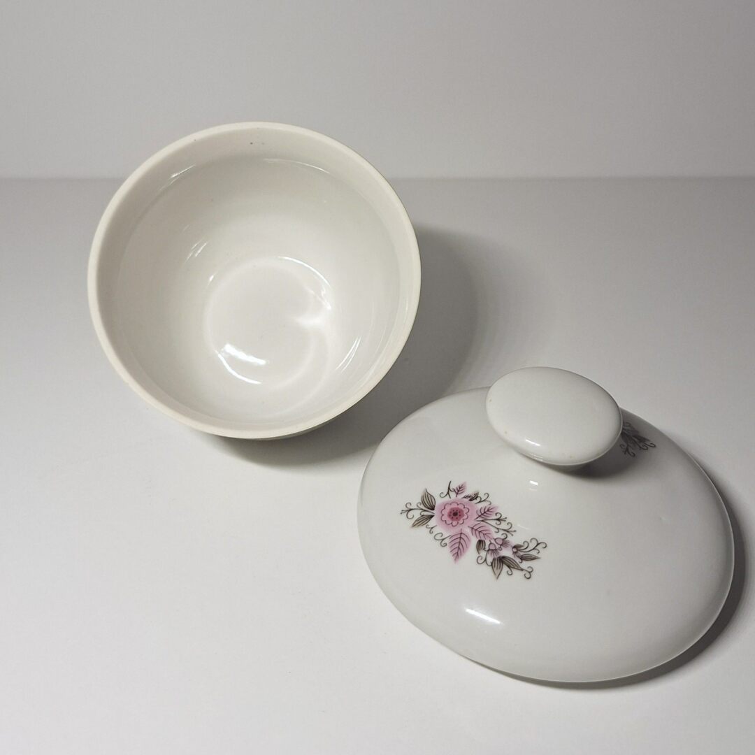 Porcelanowa cukiernica vintage – Różowe Kwiaty