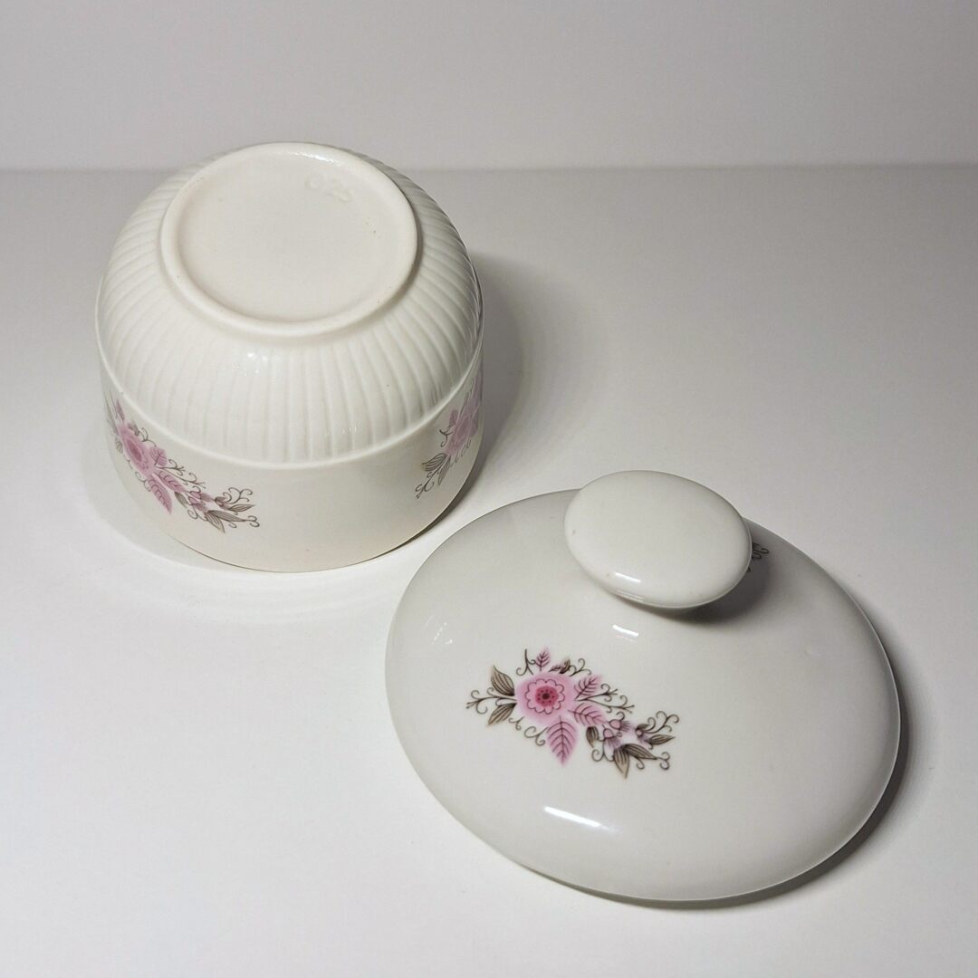 Porcelanowa cukiernica vintage – Różowe Kwiaty