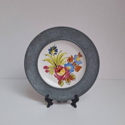 Vintage Talerz Ozdobny – Cyna i Ręcznie Malowana Ceramika