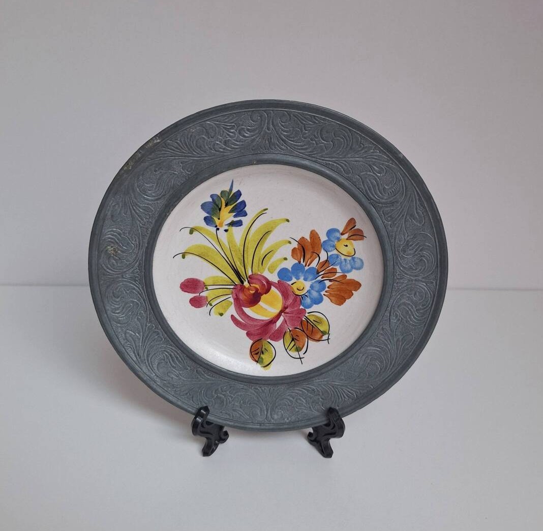 Vintage Talerz Ozdobny – Cyna i Ręcznie Malowana Ceramika