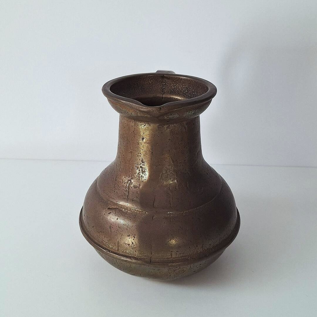 Mosiężny dzbanek dekoracyjny w stylu rustykalnym / vintage