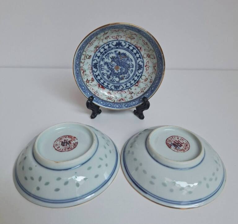 Zestaw 3 talerzyków, spodków – porcelana ryżowa Hong Kong SHL