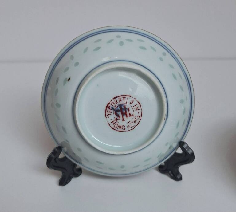 Zestaw 3 talerzyków, spodków – porcelana ryżowa Hong Kong SHL