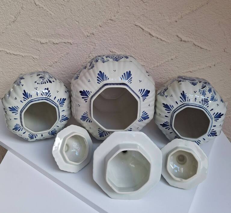 Komplet 3 Wazonów z Pokrywą Delft Holland - Ceramiczne Amfory