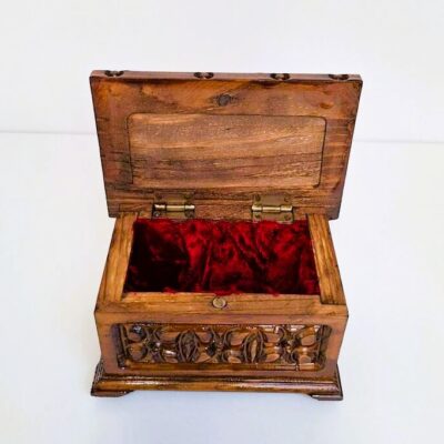 Ręcznie rzeźbiona drewniana szkatułka vintage
