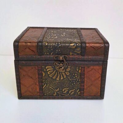 Szkatułka Drewniana Kuferek Vintage – Ozdobna Skrzynka Retro