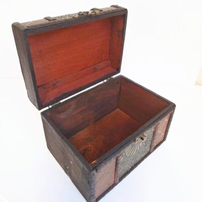 Szkatułka Drewniana Kuferek Vintage – Ozdobna Skrzynka Retro