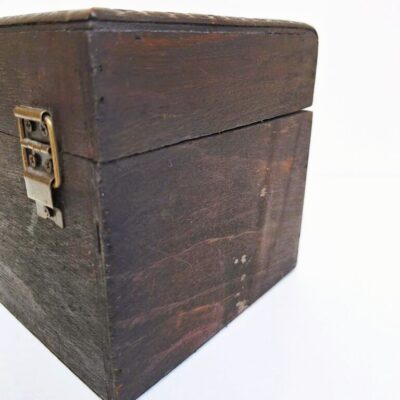 Szkatułka Drewniana Kuferek Vintage – Ozdobna Skrzynka Retro