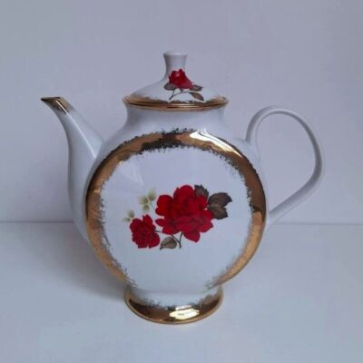 Porcelanowy Dzbanek LUBIANA Retro – Czerwone Róże i Złoto