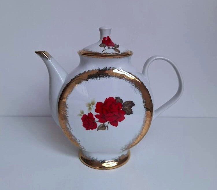 Porcelanowy Dzbanek LUBIANA Retro – Czerwone Róże i Złoto