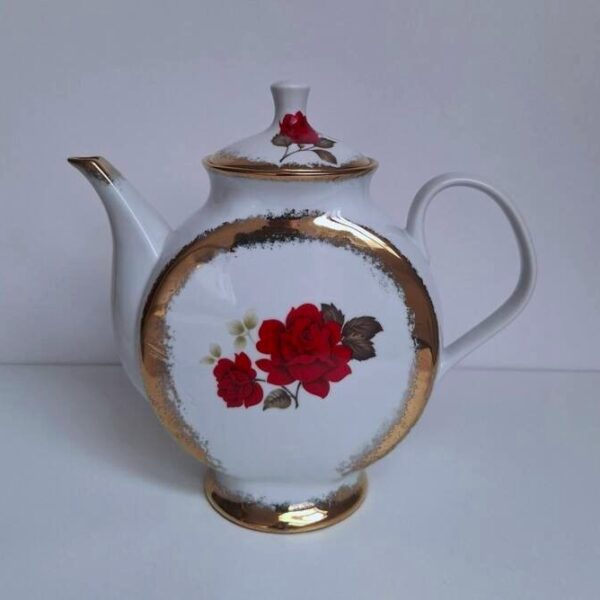 Porcelanowy Dzbanek LUBIANA Retro – Czerwone Róże i Złoto
