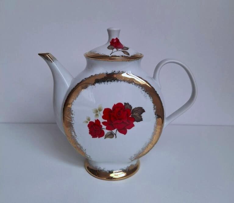 Porcelanowy Dzbanek LUBIANA Retro – Czerwone Róże i Złoto