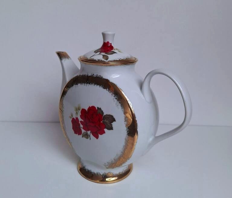 Porcelanowy Dzbanek LUBIANA Retro – Czerwone Róże i Złoto