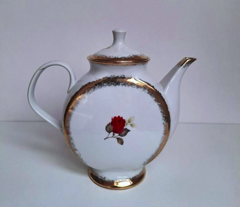 Porcelanowy Dzbanek LUBIANA Retro – Czerwone Róże i Złoto