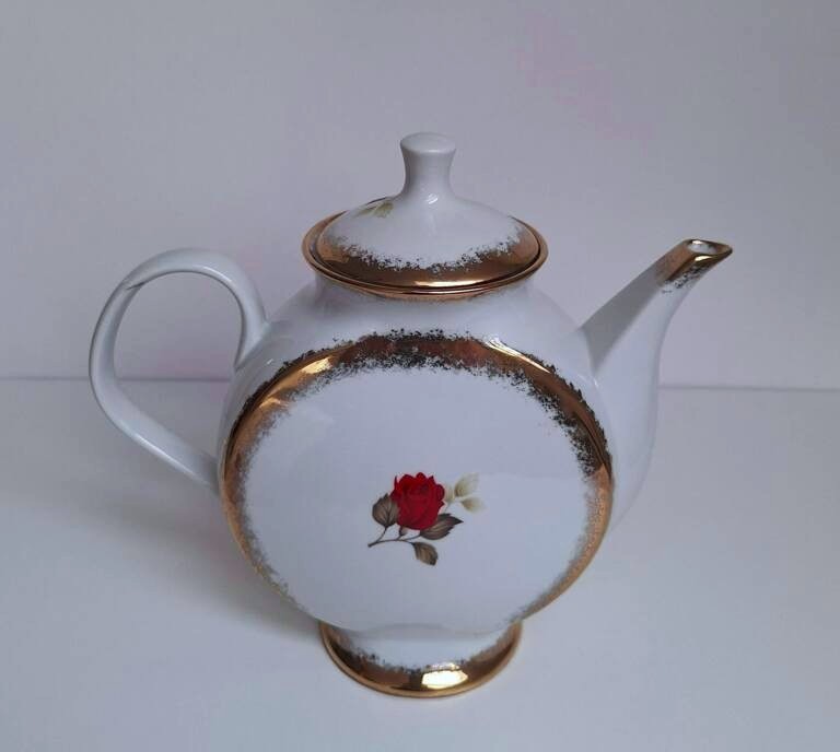 Porcelanowy Dzbanek LUBIANA Retro – Czerwone Róże i Złoto