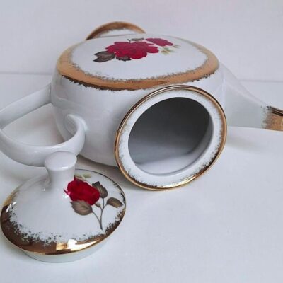 Porcelanowy Dzbanek LUBIANA Retro – Czerwone Róże i Złoto