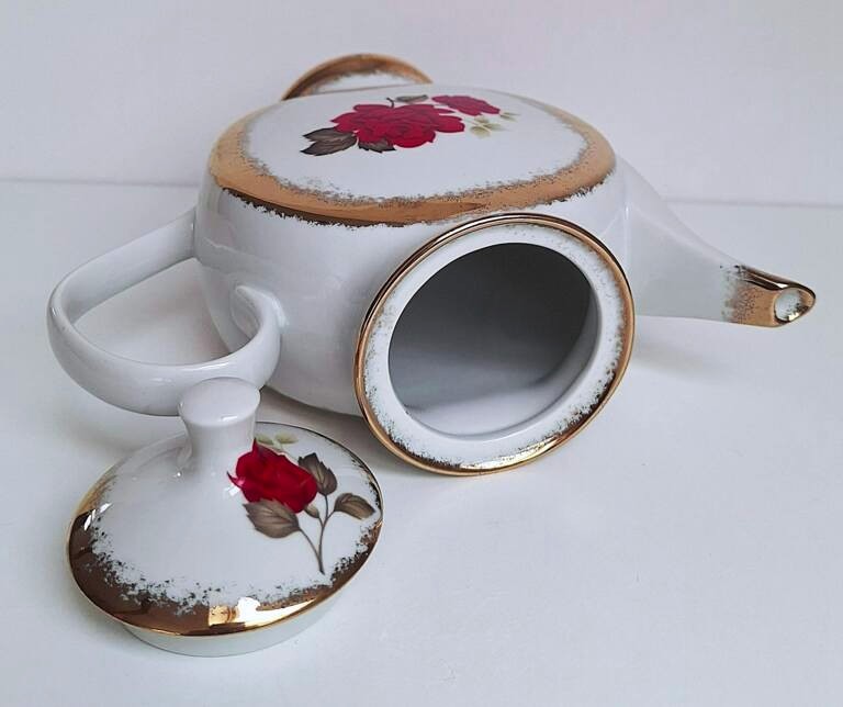 Porcelanowy Dzbanek LUBIANA Retro – Czerwone Róże i Złoto