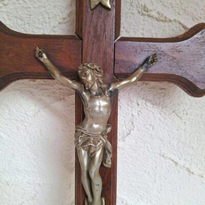 Klasyczny Drewniany Krzyż Ścienny – Krucyfiks z Pasyjką
