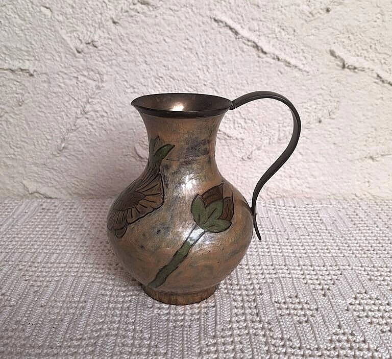 Mosiężny Dzbanek Vintage – Ręczny Grawer Kwiatowy