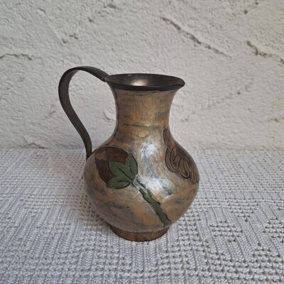 Mosiężny Dzbanek Vintage – Ręczny Grawer Kwiatowy