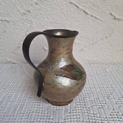 Mosiężny Dzbanek Vintage – Ręczny Grawer Kwiatowy