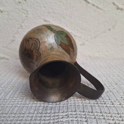 Mosiężny Dzbanek Vintage – Ręczny Grawer Kwiatowy