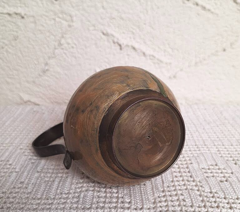 Mosiężny Dzbanek Vintage – Ręczny Grawer Kwiatowy