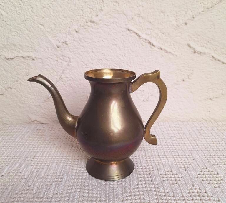 Mosiężny Dzbanek Vintage – Orientalna Dekoracja