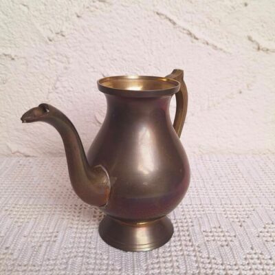 Mosiężny Dzbanek Vintage – Orientalna Dekoracja