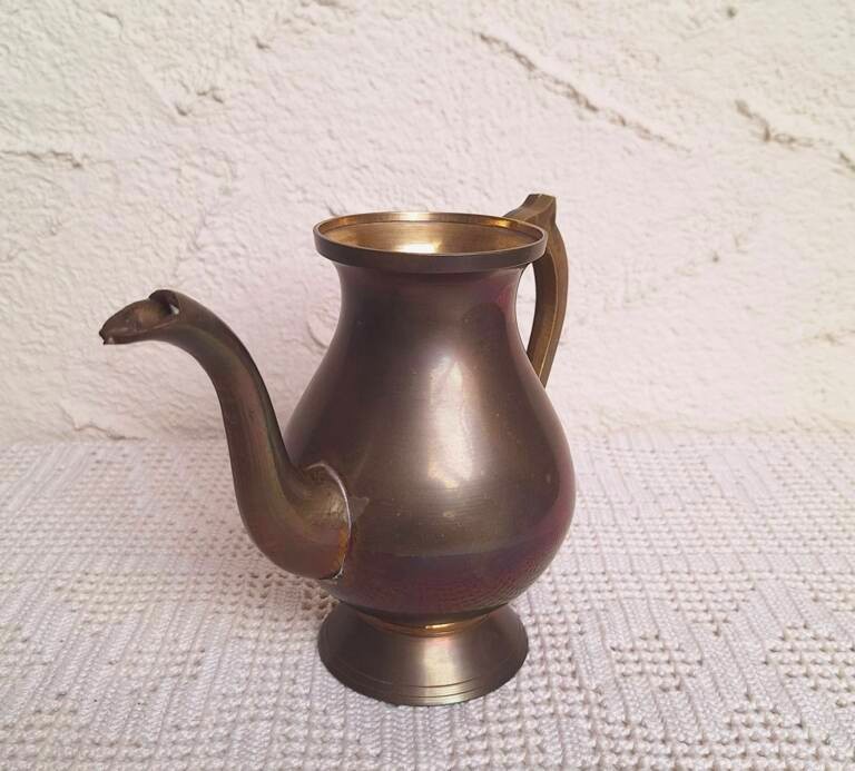 Mosiężny Dzbanek Vintage – Orientalna Dekoracja